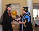 Проректор С.И. Богданов вручает дипломы